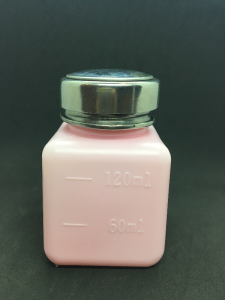 Dozownik z metalową pompką